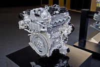 通常の火花点火では失火してしまうレベルまで燃料を希薄化したスーパーリーン燃焼を行う。これにより、燃費率は現行のスカイアクティブGと比べて、最大で20~30%改善されているという。