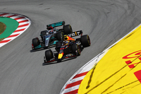 メルセデスのラッセル(写真左奥)と丁々発止とやり合うレッドブルのペレス(同右手前)。ペレスは予選で今季初のトップ4落ちとなる5位だったが、スタートでフェラーリのカルロス・サインツJr.が順位を落としたことで4位に。その後もレッドブルの作戦上重要な役割を果たし、チームプレイに徹してフェルスタッペンに先行を許し、自身は2位でゴールした。優勝をチームメイトに譲るかたちとなったことには複雑な思いを抱いているようで、「チームとしての結果には満足している」と表向きには笑顔で答えていたが、無線では「あとで話したい」と伝えていた。(Photo=Getty Images / Red Bull Content Pool)