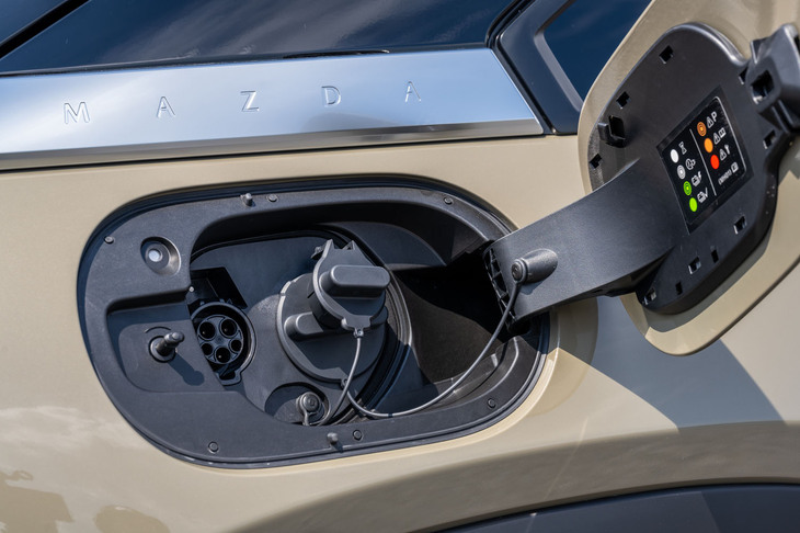 「MX-30ロータリーEV」では右リアフェンダーに給電口が備わる。写真右側が急速充電用、同左側が普通充電用のソケット。ガソリンの給油口は左リアフェンダーに設置される。