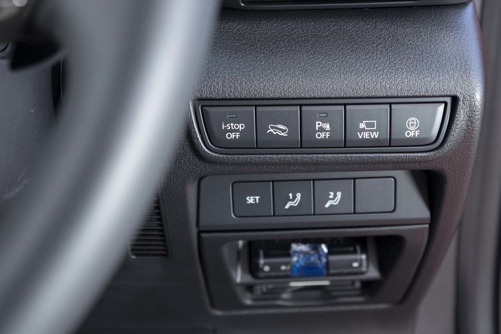 運転席の右前方には、パーキングセンサーやカメラ、シートポジションメモリーなどのスイッチが並ぶ。