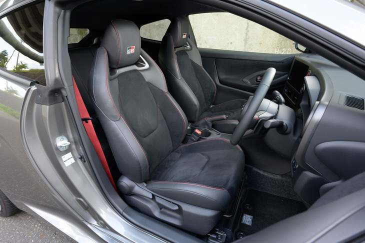 シートポジションは従来型よりも25mm低い位置に。センタースクリーンを低くレイアウトしたこと、ルームミラーをより高い位置(後ろ)に移したことと合わせて前方視界の向上を図っている。