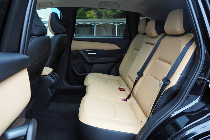 リアドアの開口部を後方に向けて70mm拡大。乗り降りのしやすさも新型「CX-5」の特徴だ。