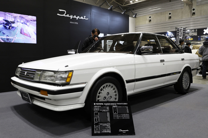旧車レストア事業を始め、2024年に続き2度目の出展となる茨城トヨペット。今回は1980年代のハイソカーブームのなかで大ヒットしたマークII 3兄弟の中心車種である「トヨタ・マークII(GX71)」のトップグレード「ハードトップ2000GTツインターボ」を新車のように仕上げて展示した。