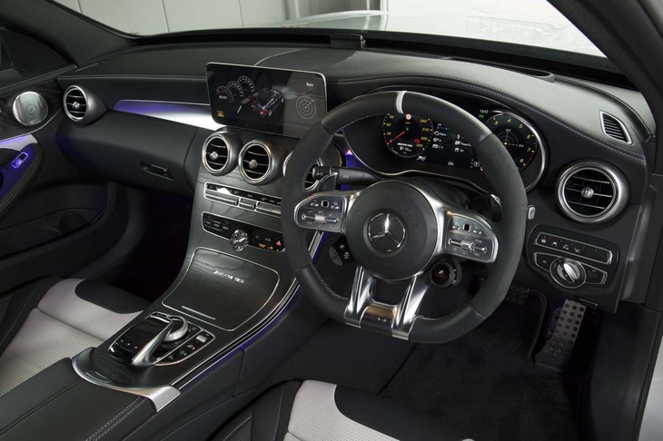 「AMG C63 S」にはパンチングレザーを用いた新世代の「AMGパフォーマンスステアリング」が備わる。ハンドル位置は左右両方から選択可能。