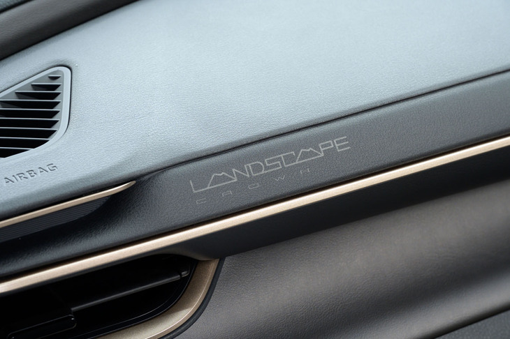 助手席前方には「LANDSCAPE」のロゴがレーザーで刻印される。