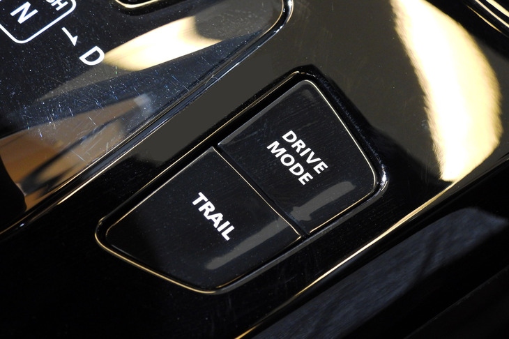 スズキeビターラZ(ドライブモードセレクターと「トレイルモード」の操作スイッチ)