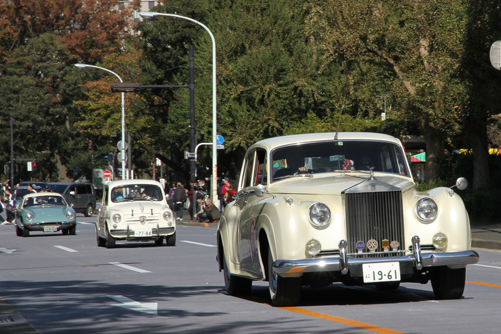 絵画館前から出て神宮外苑の外周路を走る、先頭から1961年「ロールス・ロイス・シルバークラウドII」、1962年「フィアット・アバルト850TC」、1962年「ロータス・エリートS2」。