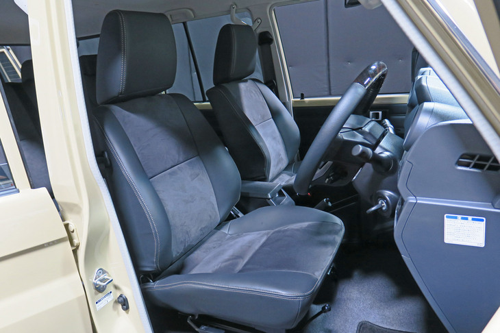 トヨタ・ランドクルーザー“70”(フロントシート)