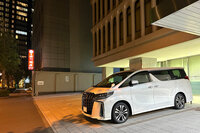 そのデザインに疑問を抱いてきた筆者を横目に、もはや東京都心の一風景を構成していた。永田町で。