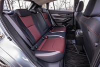 リアシートの表皮にも、フロントシートと同じくブラックとレッドのコンビネーションデザインが採用される。背もたれには60:40の分割可倒機構が備わる。