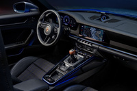 こちらは992.2型「911カレラT」のコックピット周辺。前期型(992.1型)のトランスミッションが7段MTと8段PDKだったのに対し、最新型は6段MTのみの設定で、ハンドル位置は左右から選べるようになっている。