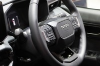 ステアリングホイールは「ランドクルーザー“250”」と同じタイプ。アダプティブクルーズコントロールや操舵支援システム等も備わっている。