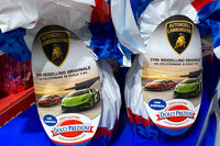 「ランボルギーニ・ウラカン」をプリントしたドルチェ・プレツィオージ製卵型チョコ。