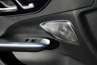 オーディオには5基のスピーカーからなるBurmesterのサウンドシステムを採用。当初はオプションでより上級なサウンドシステムの用意もあったが、仕様変更によって廃止となってしまった。