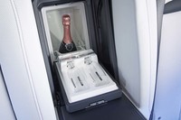 リアの左右席間には、写真のような専用グラス付きのクーラーボックスも用意される。