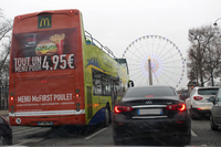 シャンゼリゼ通りをコンコルド広場へと向かう途中で出会った「インフィニティQ50」。