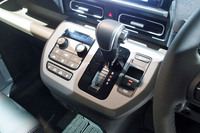 センターコンソールには、シフトレバーとサイドブレーキのスイッチ、エアコンのコントロールパネルなどが機能的に配置されている。