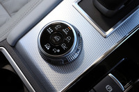 ドライブモードセレクターには、オンロード向けの「NORMAL」「POWER」「ECO」「TARMAC」と、オフロード向けの「GRAVEL」「MUD」「SNOW」の、全7種類もの走行モードが用意される。