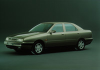 ライバルのギデッラが去った後のフィアットグループ車は次第に精彩を欠いていく。1994年「ランチア・カッパ」。先代にあたる「テーマ」が約10年にわたるロングセラーであったのに対し、こちらのライフスパンはわずか6年にとどまった。