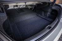 「S60 T4モメンタム」の荷室容量は422リッター。完全にフラットにはならないが、後席背もたれを倒せば荷室容量を拡大できるほか、長尺物が収容可能なスキーホールも備わる。