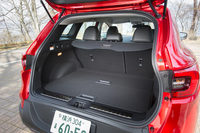 ラゲッジルームの容量は5人乗車時で527リッター、リアシートを倒した状態で1478リッター。リアシートはラゲッジルーム両サイドにあるハンドルを引くことで、荷室側からも倒せるようになっている。