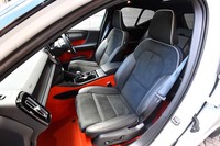 「R-DESIGN」のシート表皮は、起毛仕上げの人工皮革とナッパレザーのコンビとなっている。Lavaオレンジカラーのドア内張りやフロアカーペットは2万6000円のオプション。