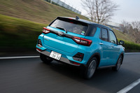 5ナンバーの枠に収まる小柄なボディーが特徴の「トヨタ・ライズ」と「ダイハツ・ロッキー」。登録車のサイズ拡大が進む中、5ナンバーにこだわるコンパクトカーユーザーにとっての福音となるかもしれない。