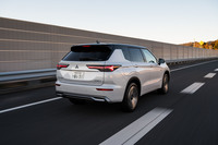 新開発の駆動用リチウムイオンバッテリーは容量が22.7kWhに拡大したほか、出力と冷却効率がアップ。EV走行換算距離は102km(「M」グレードは106km)に拡大した。従来は83~87kmだった。