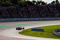 ただでさえプレッシャーのかかるお膝元の鈴鹿サーキットにあって、ホンダは1週間前のロシアGPでいったん取り下げた新型「スペック3」パワーユニットを完調にしなければならないという重責を負うことに。フリー走行では、ピエール・ガスリー(写真)がパワー低下などを訴え周回数を伸ばすことができなかったが、雨と風で難しいコンディションの中で行われた予選では、トロロッソはハンガリーGP以来となる2台そろってのQ3進出に成功。ブレンドン・ハートレーはキャリアベストの6位、ガスリーは7位と健闘した。レースでは、ガスリーが6~7位にとどまり、30周してピットインしソフトタイヤを履くと、35周して再びポイント圏の10位まで順位を戻した。しかし前を走る強敵レーシングポイント・フォースインディア勢を攻略できず、逆に終盤カルロス・サインツJr.に抜かれてしまい11位。惜しくも入賞を逃した。ハートレーは早々にポイント圏外に後退してから挽回できず、13位完走。(Photo=Toro Rosso)