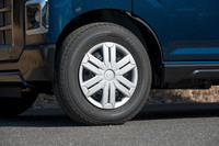 タイヤサイズは145/80R12。試乗車には横浜ゴムのバン専用低燃費タイヤが装着されていた。