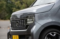 ドット柄のフロントグリルやフラットな形状のヘッドランプをコンパクトにレイアウト。既存の軽自動車とは一味違った表情をつくり上げている。