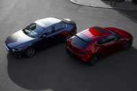 新型の「マツダ3ハッチバック」(右)と「マツダ3セダン」(左)。