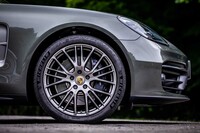 「エクスクルーシブデザインスポーツホイール」と呼ばれる21インチホイールは、サテンプラチナで塗装されている。