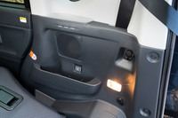 「タント ファンクロス」はレジャーで役立つ機能・装備も充実。暗所での荷物の積み下ろしに便利なラゲッジルームランプ(デッキサイド右側/天井)や、後席用USBソケットなどが備わる。