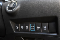 「エコモード」のオン/オフは、運転席右側のスイッチによって操作する。