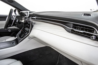 ギャッチョは氷を意味するイタリア語で、純白ではなく少しくすんだ柔らかな色合いが特徴とされる。