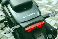 往年のエリミネーターへのオマージュが込められたという、薄いテールランプ。LEDウインカーにクリアレンズを使用するなど、デザインに関しては細部までこだわりが込められている。