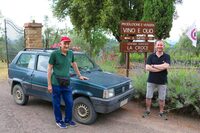 農園の入り口で。セルジオさんとシルヴィオさん、そして30年来の相棒になる「パンダ4×4」。