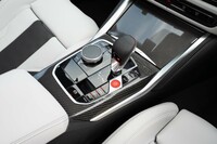 変速機は「M」専用セッティングの8段AT。握りの下にあるスイッチでシフトスケジュールを変えられる。