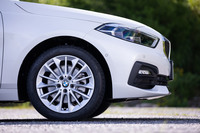 試乗車には225/45R17サイズの「ブリヂストン・トランザT005」ランフラットタイヤが装着されていた。ホイールはオプションの「マルチスポークスタイリング546アロイホイール」。