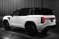 最近はクロスカントリー車の世界でもネオクラシック系のデザインがはやり。新型「パジェロ」も初代などのオマージュで来るかと思いきや、そのディテールは存外に未来的だ。