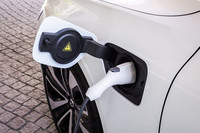 駆動用リチウムイオンバッテリーの容量が導入当初の30Ahから34Ahに拡大され、48.2km(WLTCモード)のEV走行が可能となった。200V16Aの普通充電で、フル充電までは2.5時間から3時間程度必要だ。