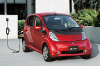 発売は2009年と、すっかりロングセラーモデルとなった「三菱i-MiEV」。当初は軽自動車だったが、2018年4月に登録車へと変更になった。