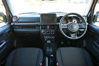 インストゥルメントパネルまわりの仕様は基本的に「ジムニー/ジムニー シエラ」と共通。トランスミッションには4段ATと5段MTが設定される。