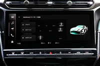 ドライブモードは「ウエット」「GT」「スポーツ」「スポーツ+」「インディビジュアル」の全5種類。カスタマイズモードのインディビジュアルでは、エンジンやエキゾーストサウンド、パワーステアリングなどの制御を個別に調整できる。
