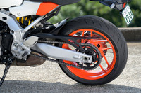 タイヤサイズは前:120/70ZR17、後ろ:180/55ZR17で、試乗車はブリヂストンのハイパフォーマンスタイヤ「バトラックス ハイパースポーツS23」を装着。ヤマハ独自の後方で製造される、軽量なスピンフォージドホイールが組み合わされる。