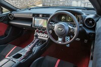 ブラック×レッドのインテリアは「RZ」でしか選べないカラーリング。スポーツアルミペダルもRZならではの装備だ。