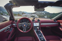 ボルドーレッドのレザー仕立てとなるインテリア。「アルミニウムインテリアパッケージ」や「ヒーテッドGTマルチファンクションスポーツステアリングホイール」などを標準装備する。