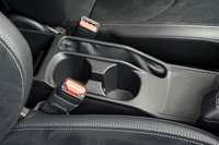 もともとのサイドブレーキがあった場所はブーツの合皮を残したままでスリット状の収納に。ホールド性が高いばかりか傷の心配も不要で、スマートフォン置き場としての新たな提案となる予感。