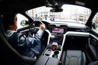 「ウルス」を試乗中。